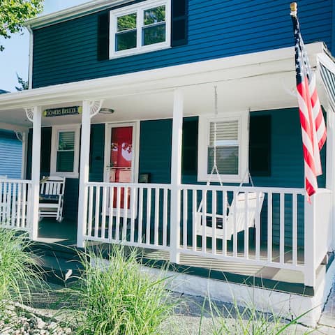 Coastal retreat steps to beach/vibrant waterfront