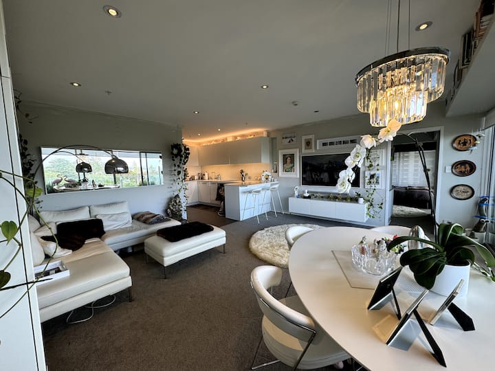 Chic Pad Nestled Above Beautiful Albert Park - Auckland