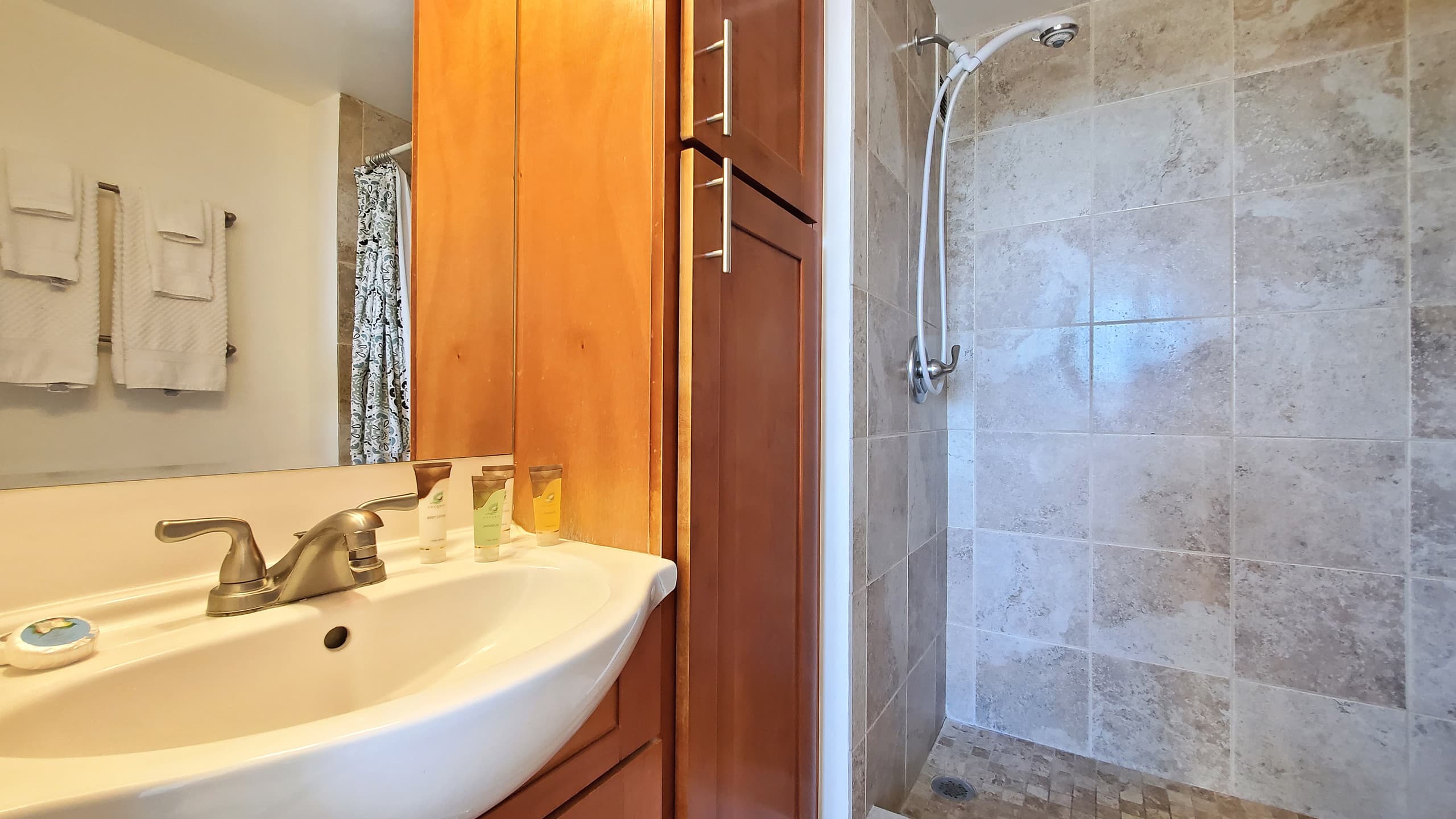 Condo in Honolulu · ★4.52 · Studio · 1 bed · 1 private bath - Image 8