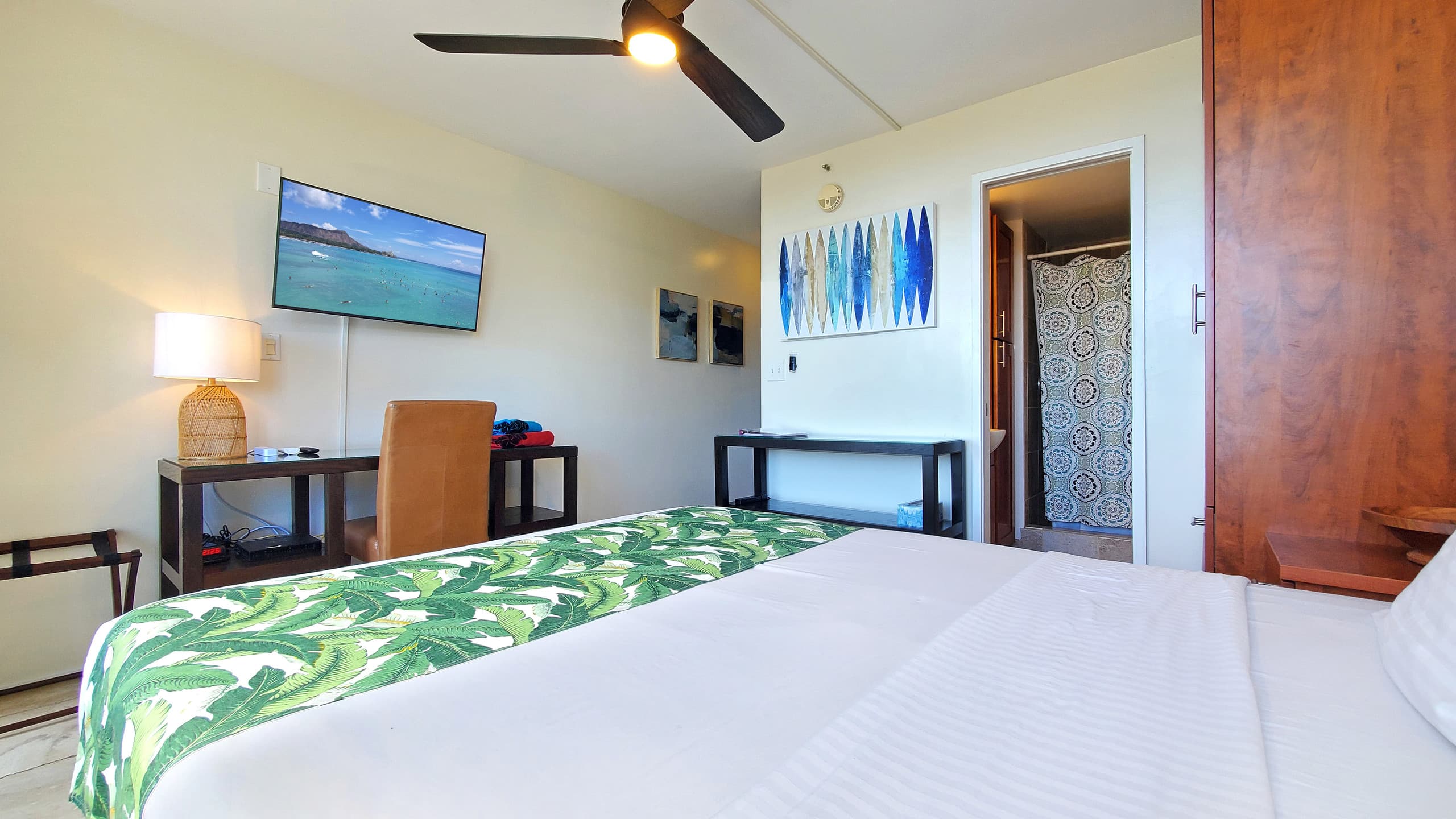 Condo in Honolulu · ★4.52 · Studio · 1 bed · 1 private bath - Image 3