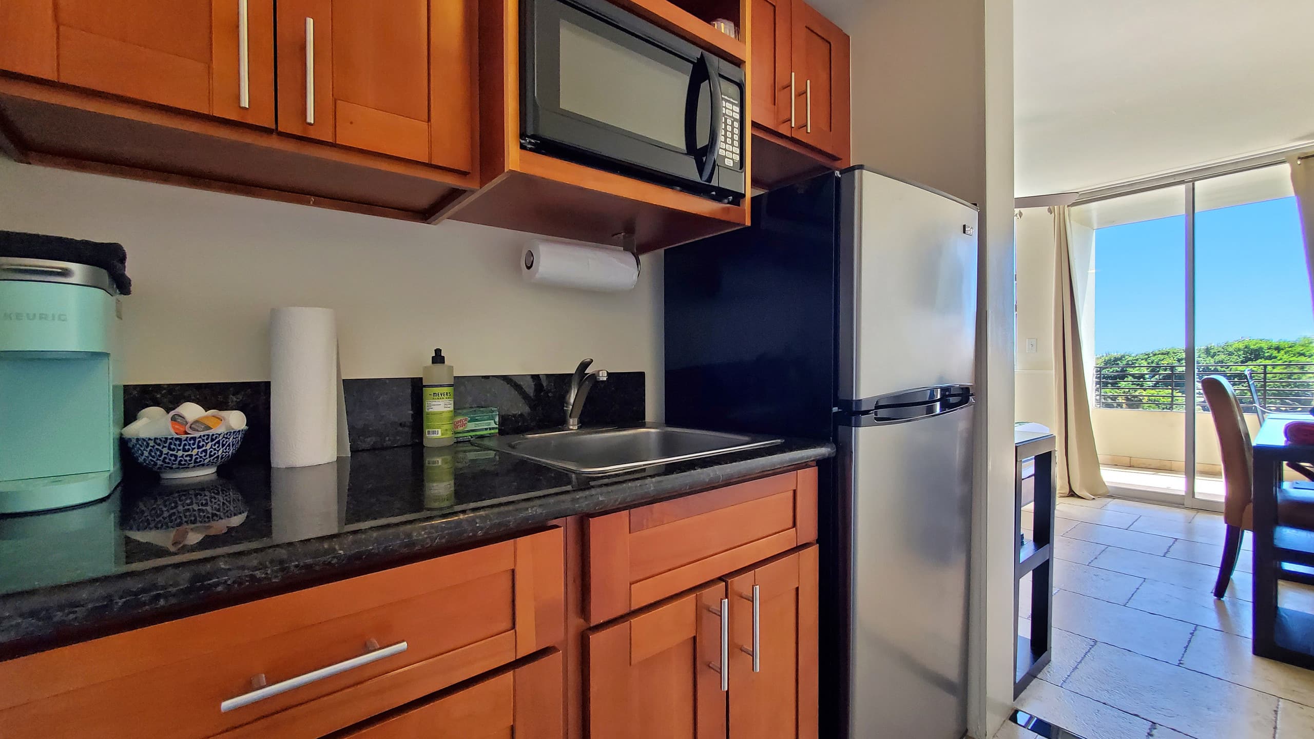 Condo in Honolulu · ★4.52 · Studio · 1 bed · 1 private bath - Image 6