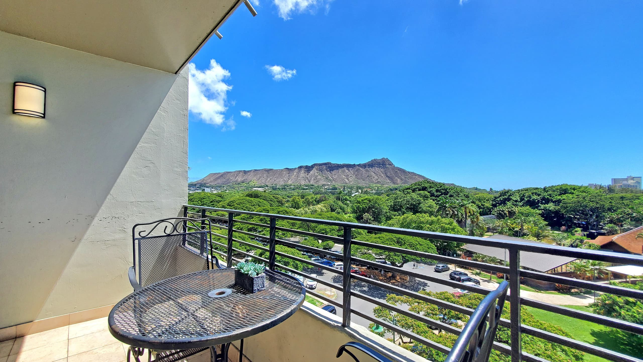 Condo in Honolulu · ★4.52 · Studio · 1 bed · 1 private bath - Image 12