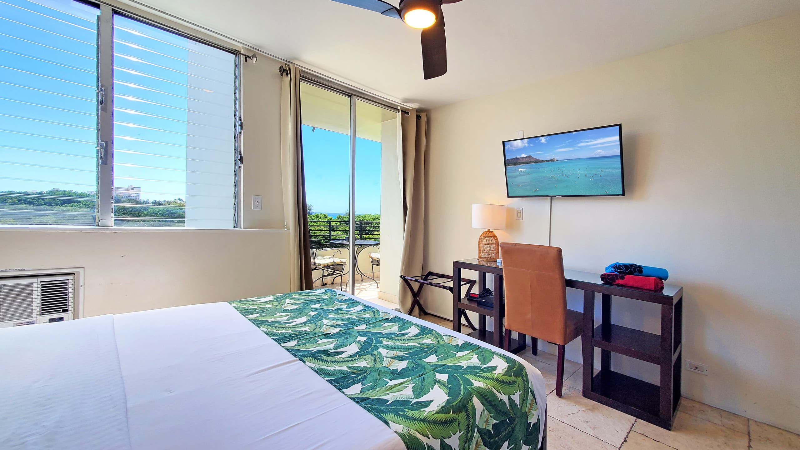 Condo in Honolulu · ★4.52 · Studio · 1 bed · 1 private bath - Image 5