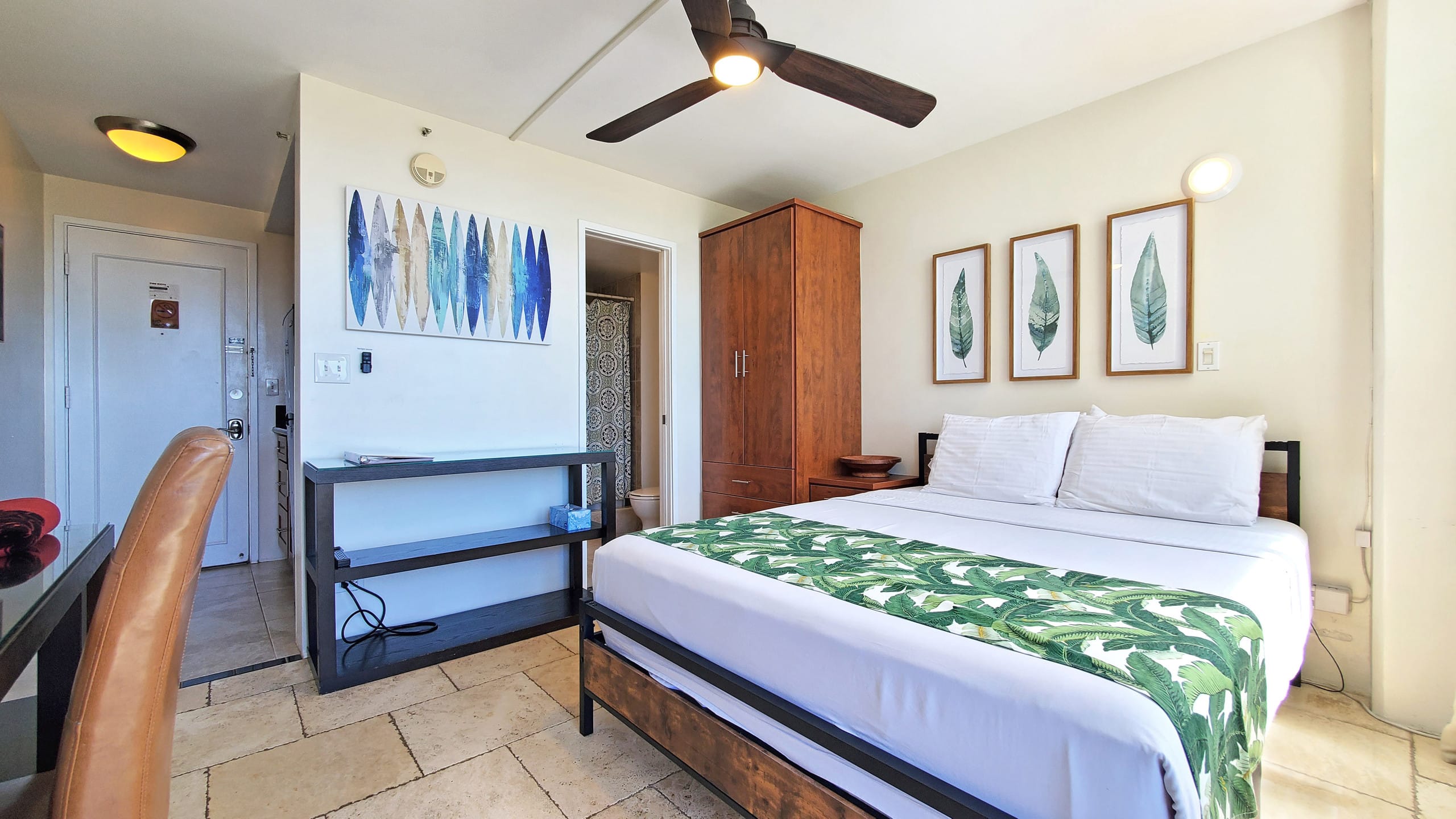 Condo in Honolulu · ★4.52 · Studio · 1 bed · 1 private bath - Image 4