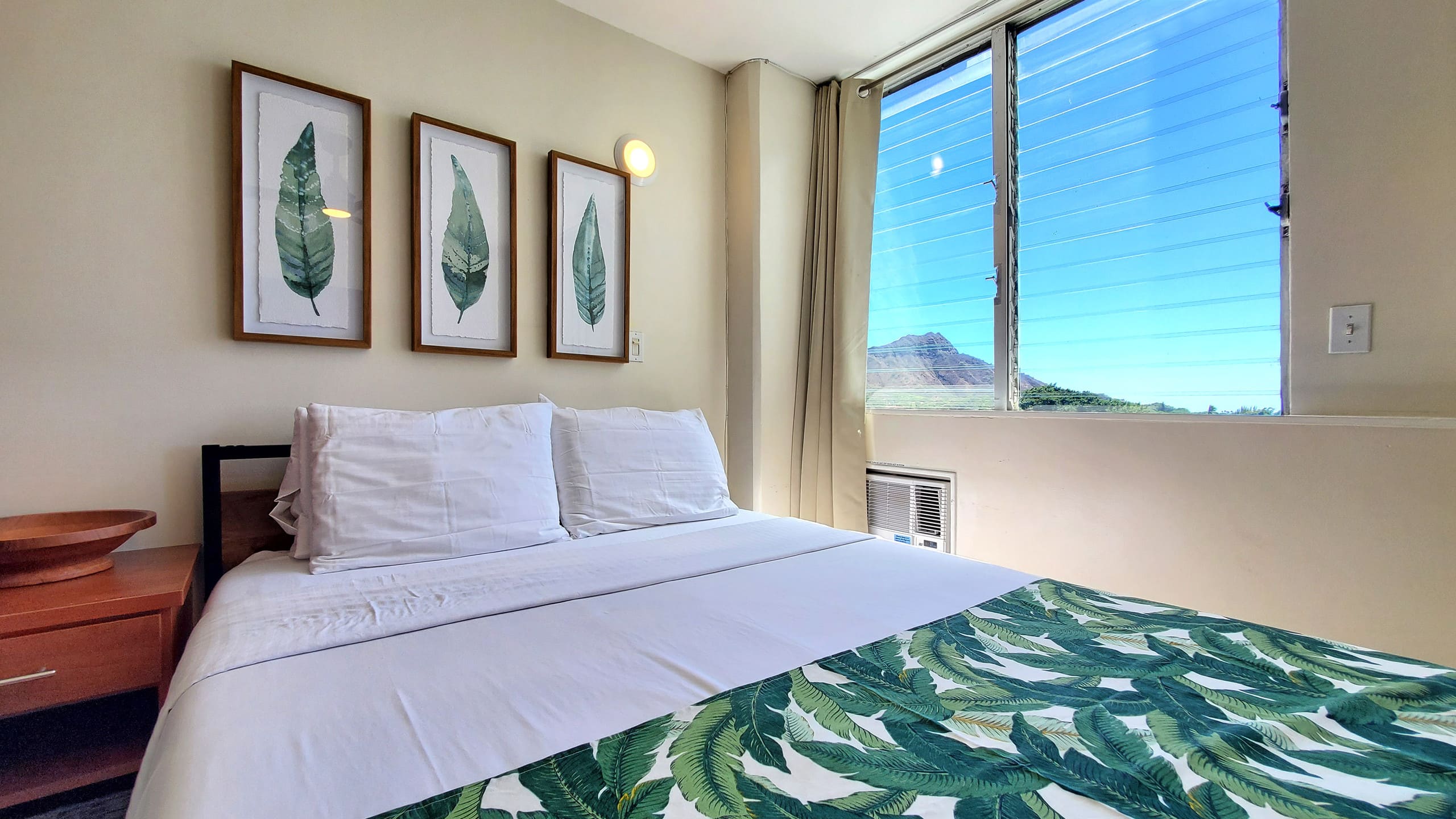 Condo in Honolulu · ★4.52 · Studio · 1 bed · 1 private bath - Image 2