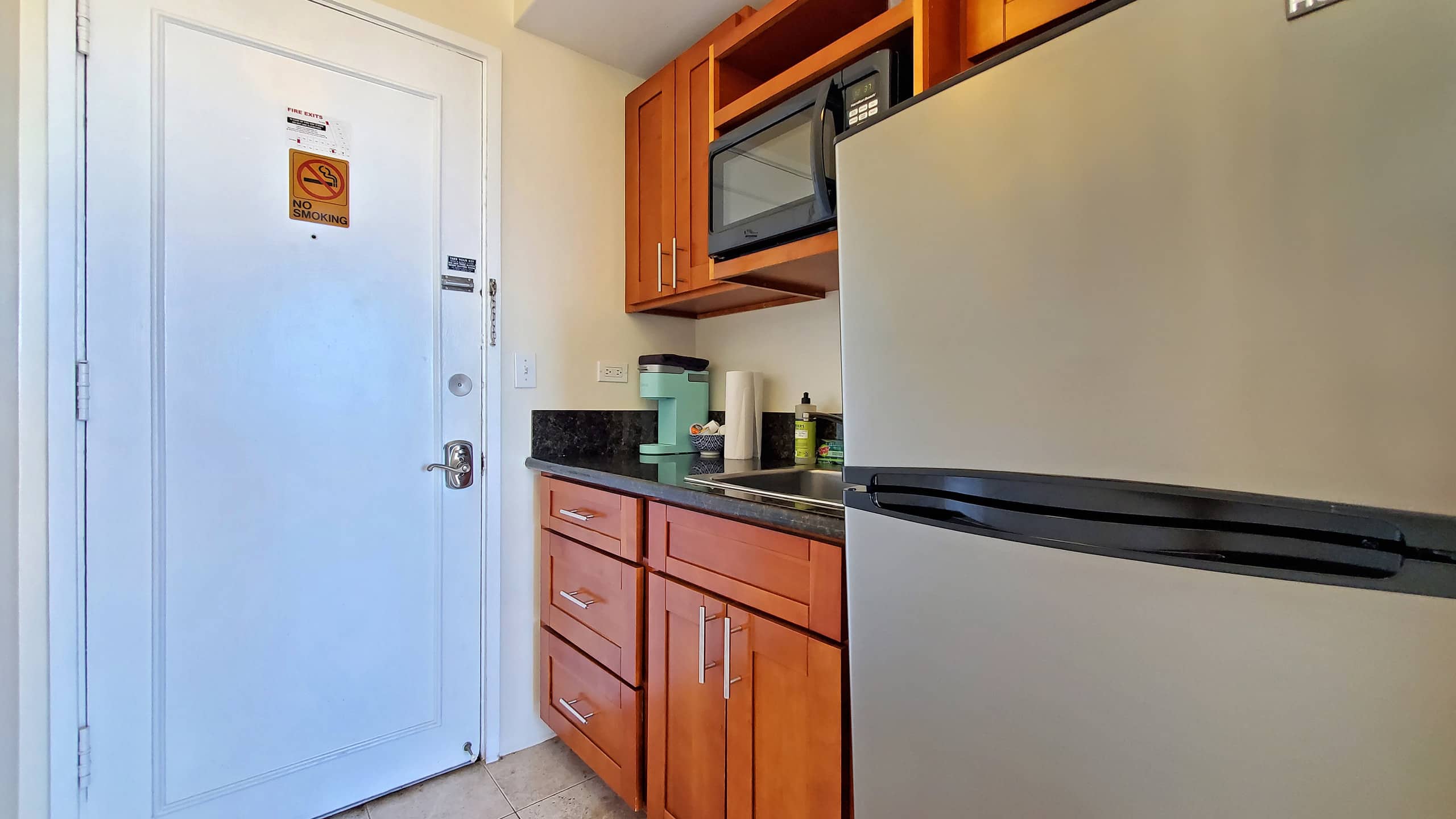 Condo in Honolulu · ★4.52 · Studio · 1 bed · 1 private bath - Image 7