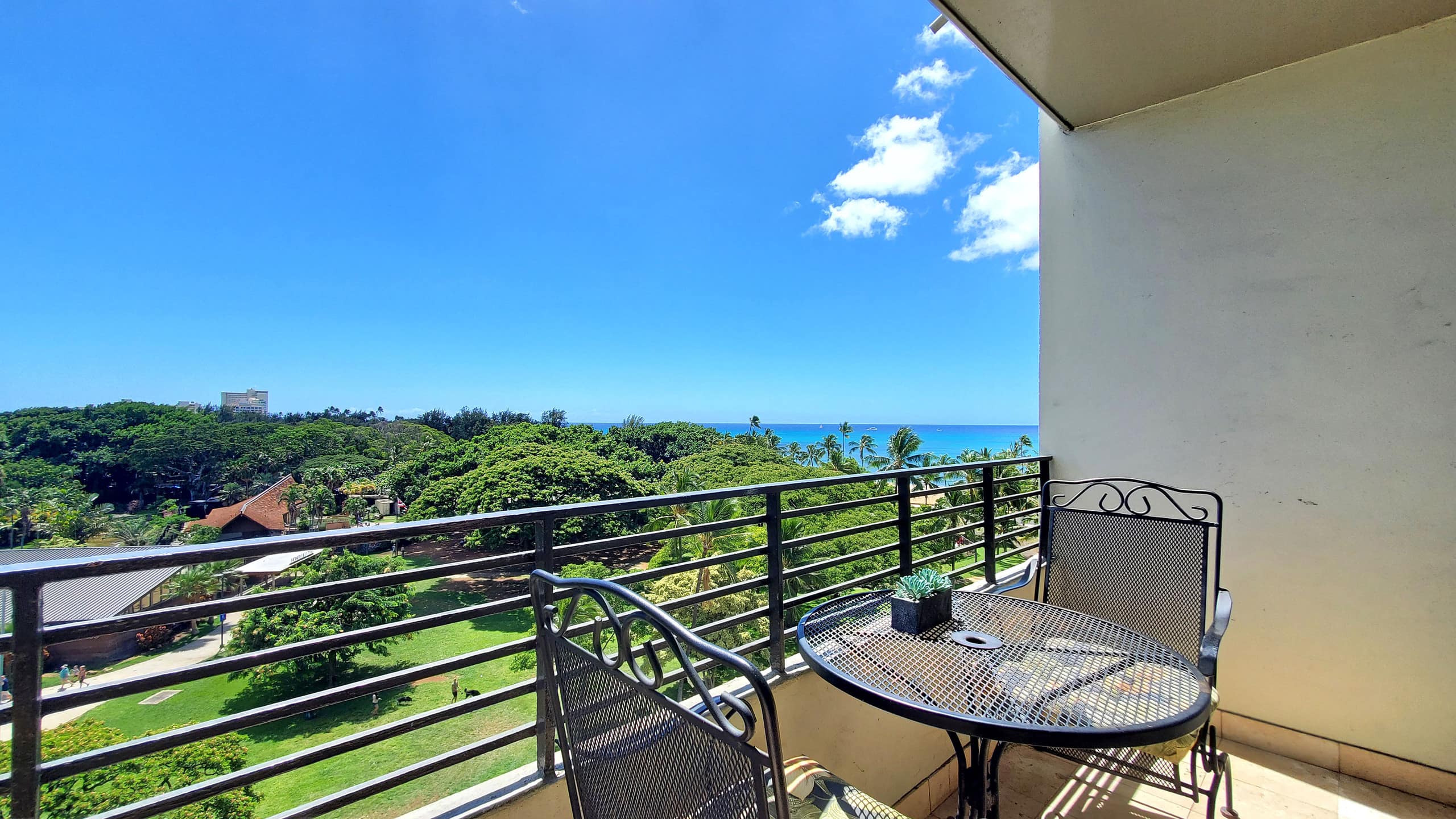 Condo in Honolulu · ★4.52 · Studio · 1 bed · 1 private bath - Image 11