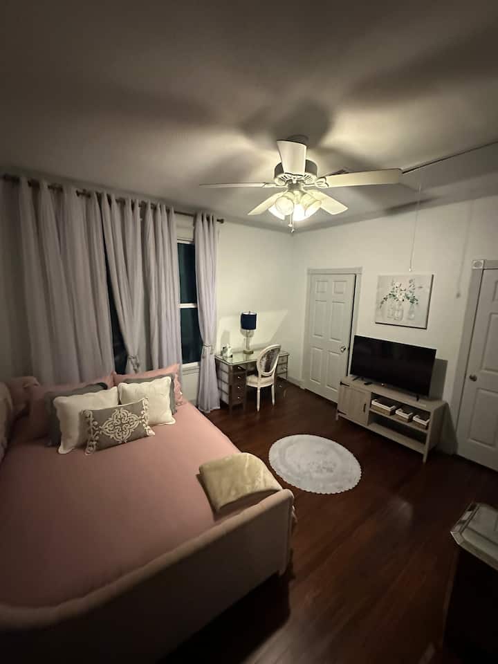 Quarto principal Queen size salão de descanso de beleza tem dois banheiros completos. Um chuveiro de pé, uma banheira .