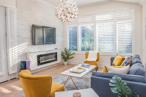Top Airbnb: Urban Haven | Entire Main floor | Indoor Parking in Don Valley East
