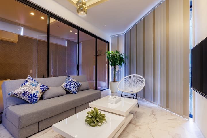 宮城海岸まで2分/8名宿泊/周辺には飲食店多数の北谷エリア/3階