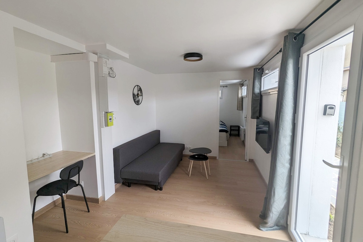 Top Airbnb: Refurbished 2 bedroom apartment with private parking in Le Mans