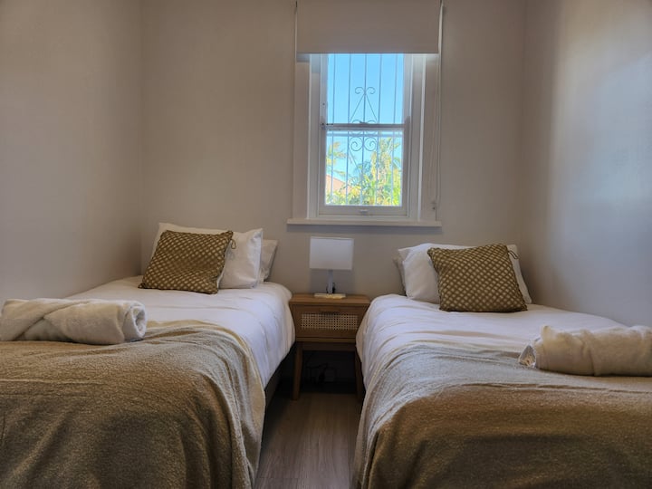 Dy krevate dopio "King", gjoks vizatimesh, tavolinë anësore dhe abazhur,  dritare dhe dërrasa dyshemeje, batanije elektrike gjithashtu