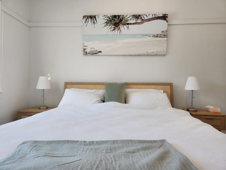 Krevat i madh dopio "king", dhomë oqeani me gardërobë pasqyre, tavolina anësore dhe abazhurë, dritare dopio dhe dërrasa dyshemeje, batanije elektrike gjithashtu