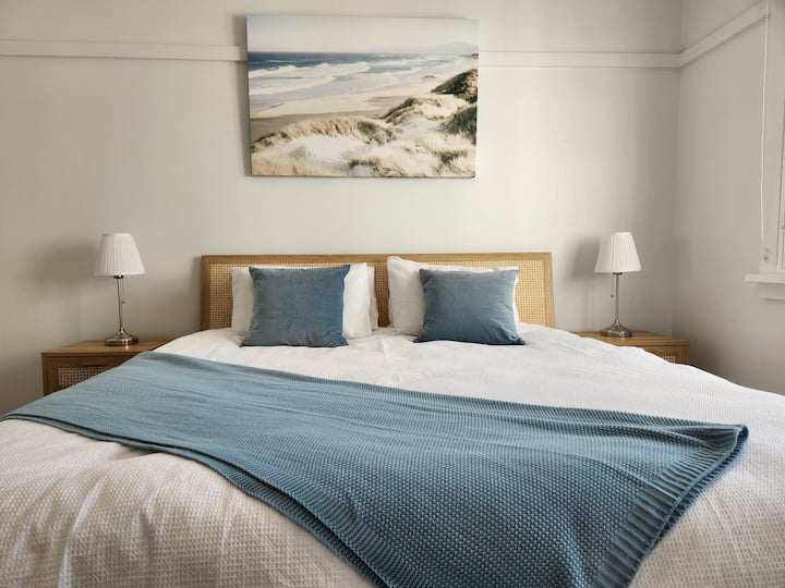 Krevat i madh "King", çlodhu në dhomën e plazheve me gardërobë pasqyre, tavolina anësore dhe abazhurë, dritare dopio dhe qilim dhe dërrasa dyshemeje, batanije elektrike gjithashtu