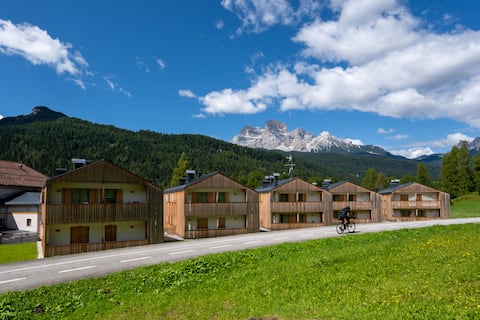 GreenWood: Spacious Alpine Retreat Mountain Views