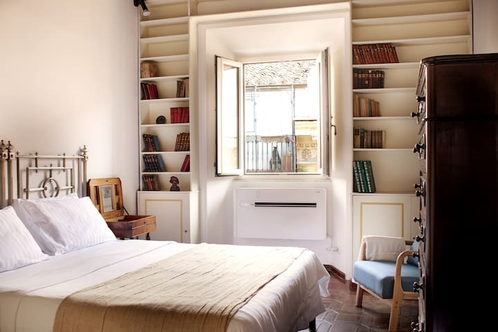 Trevikite: marvelous house at the Trevi Fountain gallery image 2