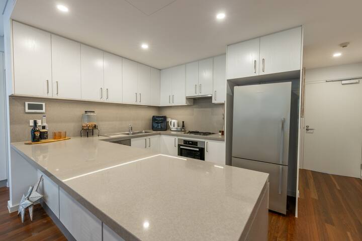 Stunning Coogee Coastal Stay, 1 min to the beaches gallery image 5