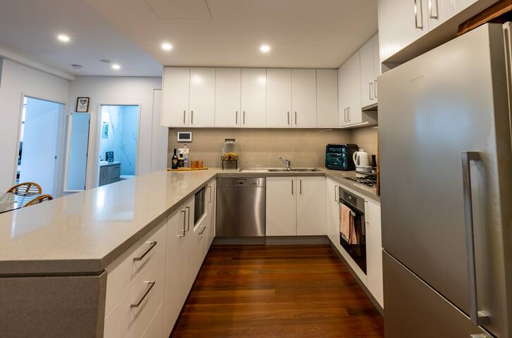 Stunning Coogee Coastal Stay, 1 min to the beaches gallery image 4