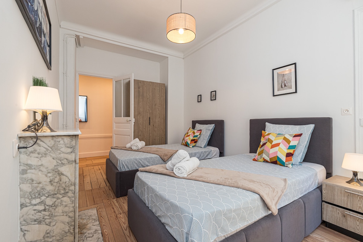 Dormitorio N°3 con 2 camas sencillas y aire acondicionado