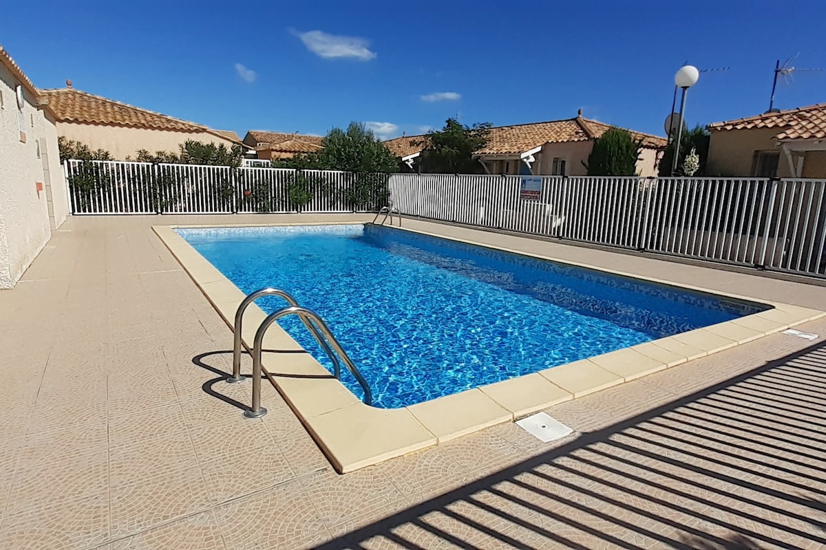 Successful Airbnb property: Pavilion with pool, a short walk to the beach in Gruissan