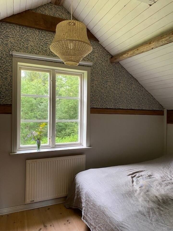 La chambre du deuxième étage possède un grand lit double (180 cm). 