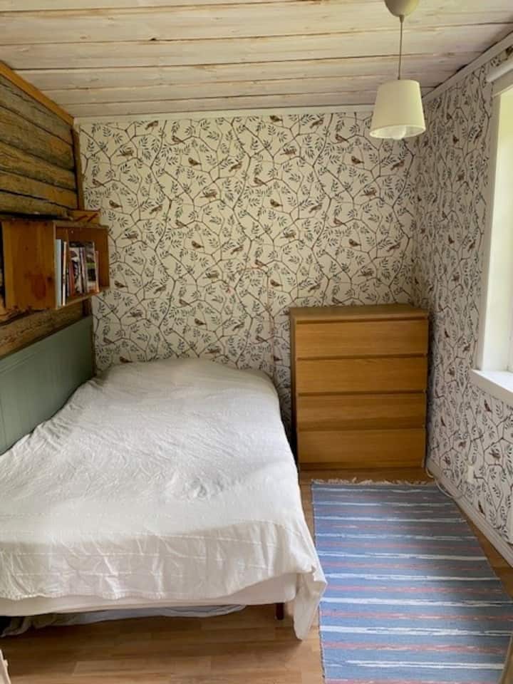 La troisième chambre dispose d'un lit de 120 cm de large et d'un lit d'enfant (160 cm de long), ils sont séparés par un rideau pour plus d'intimité. 