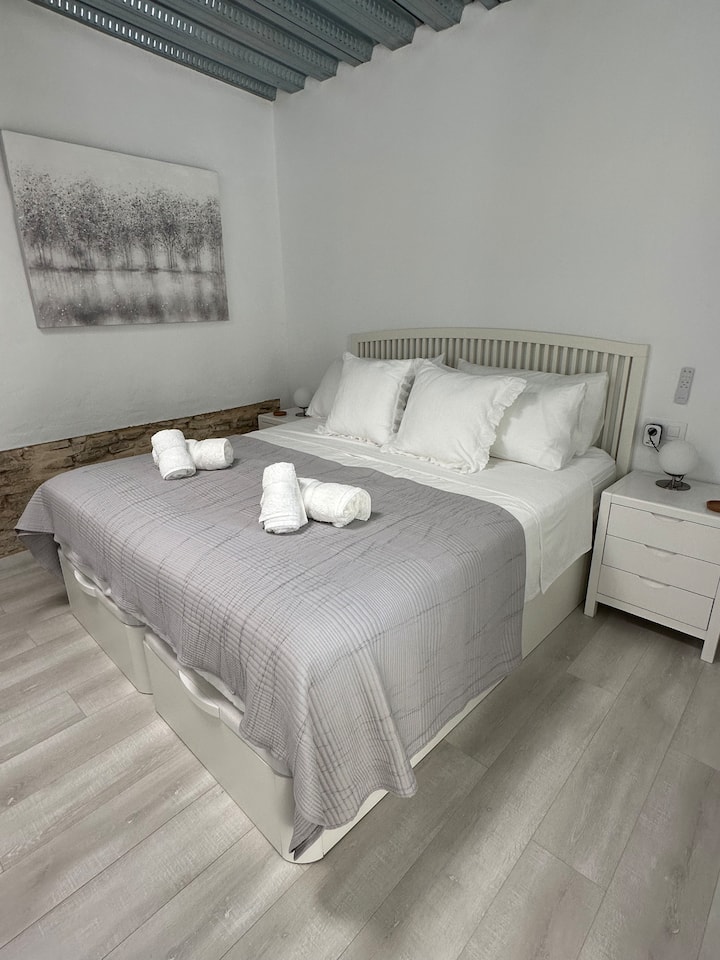 Საძინებელი 180 განიერი x 200 საწოლით