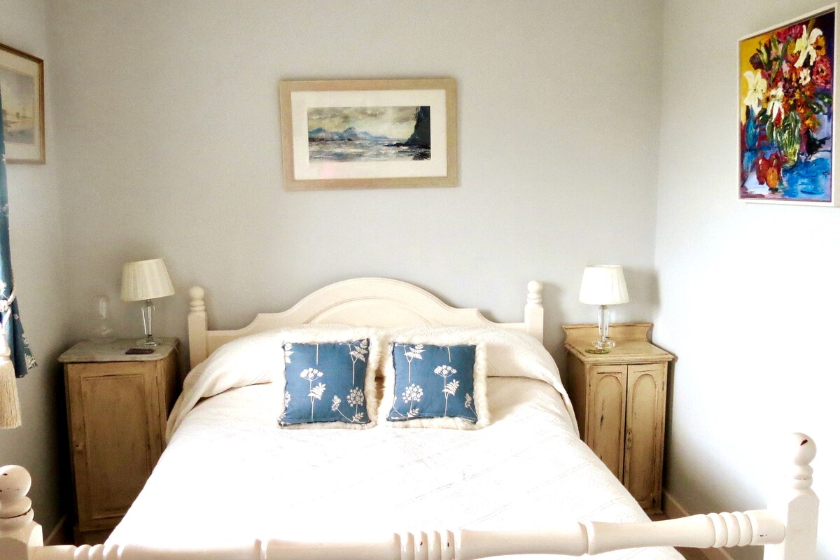 ห้องสวีท 2 ห้องนอนซ้ายมือเตียงคู่ขนาด 4 ฟุต 6 นิ้วห้องน้ำข้างบ้านและห้องคู่ที่สอง