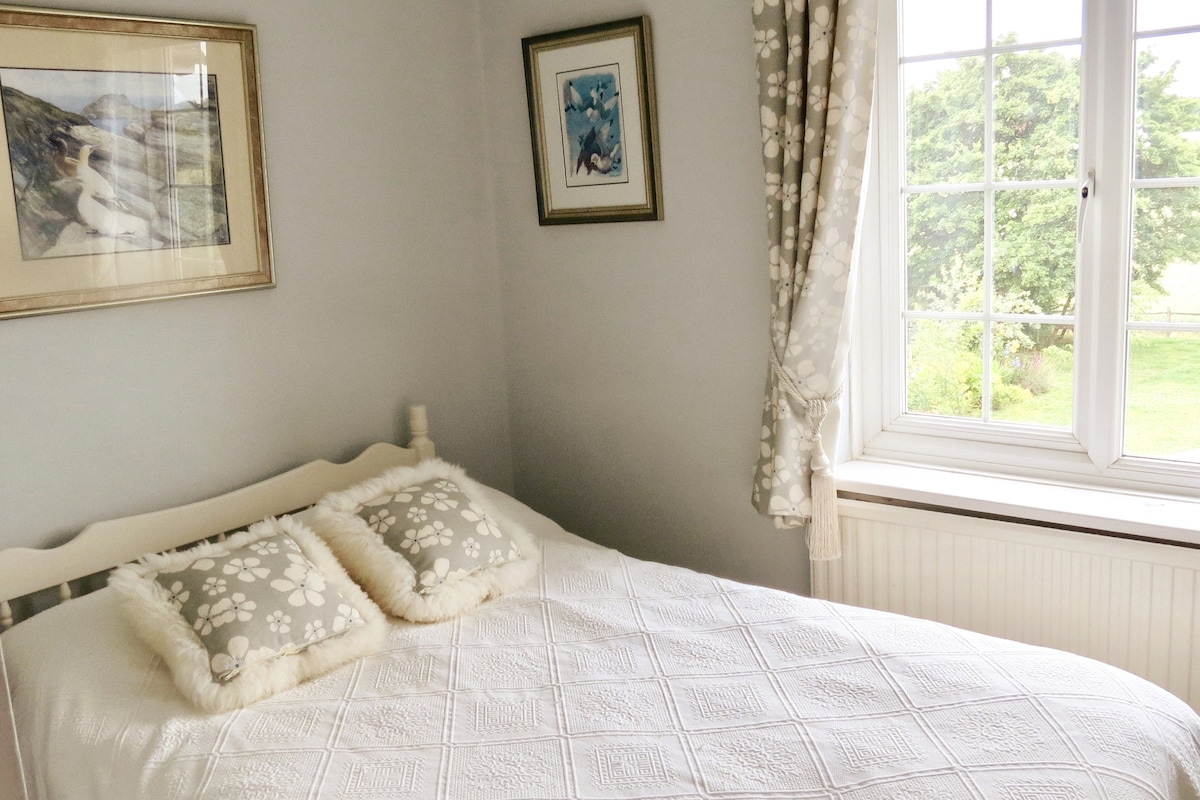 ห้องนอนสวีท 2 ห้องนอนด้านขวามองเห็นเตียงในสวนขนาด 4 ฟุต