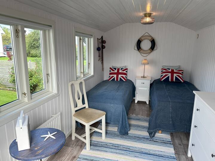 Accogliente baita per gli ospiti con due letti singoli larghi 90 cm.