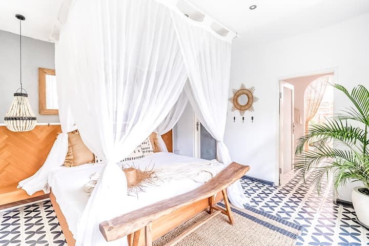 Suite 1 -
Para mayor comodidad, todas nuestras suites pueden acomodar hasta dos cunas si es necesario. Ofrecemos estas cunas de cortesía, junto con monitores para bebés, utensilios para comer para niños, sillas altas y un portero BabyBjorn, lo que garantiza una estancia familiar cómoda.