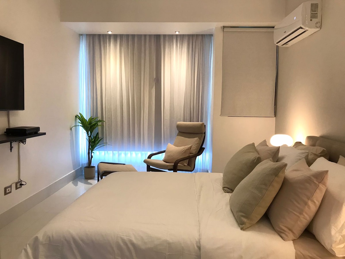 Habitación con cama Queen.
- Dormitorio con cama matrimonial.