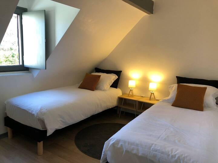 Спалня 5 - 2 модулни легла 80x200 (възможност да се съберат, за да се получи легло 160x200)