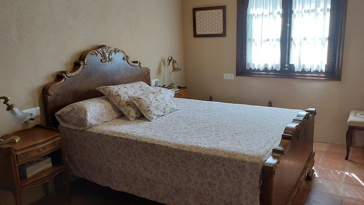 Going up to the second floor, on the left hand we find the door to the second private bedroom, which is equipped just like the one on the ground floor. The 1940s bed was restored by Master Carpenter Josep Mª Gibert.