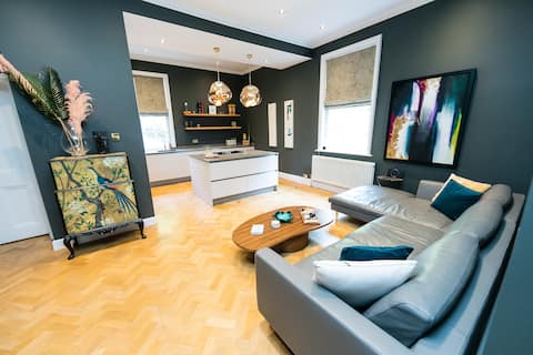 Hillthorpe Manor - Large 5 Bedroom House - Hot Tub