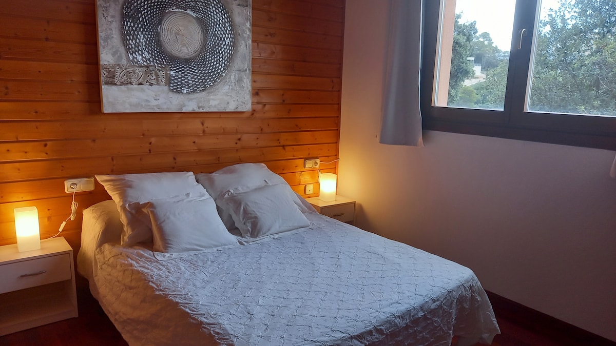 غرفة بسرير زواجي