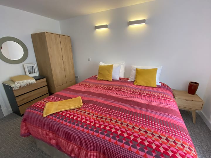 Slaapkamer 2 met super kingsize bed