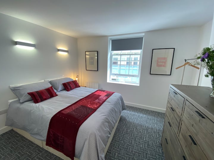 Slaapkamer met kingsize bed, kwaliteitsmatras en beddengoed en en-suite met douche, wastafel en wc.