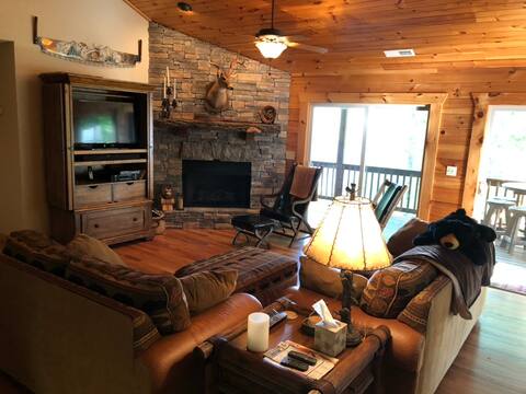 Popular Airbnb listing: Great Smoky Mountain Getaway in Maggie Valley / Waynesville