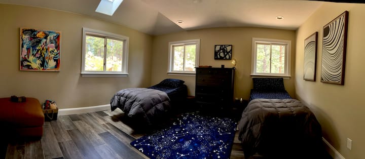 "חדר כוכבים ":
2 מיטות זוגיות הן עיסוי, - שלט רחוק מכני ומיטות כיתה רפואיות 
- מאוורר תקרה, ארון, אזור משחקים, מיטת ילדים קטנה בארון, שמיכות נוספות
- טלסקופ, מדריך כוכבים, ספרים לגיל שנתיים עד עשרה, משחקים 
- חדר רחצה פרטי, מקלחת