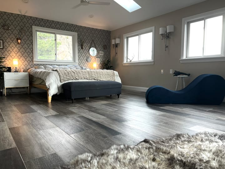 חדר שינה ראשי למעלה עם אמבטיה ראשית, אמבטיה, מקלחת ונוף למרפסת עם פינת ארוחת בוקר.