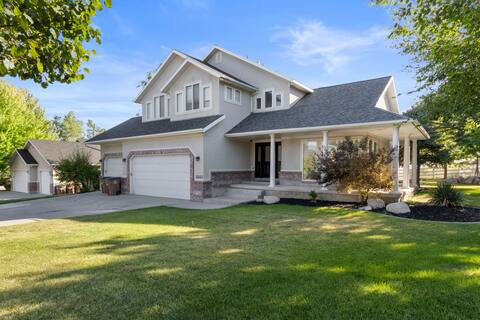 Spacious home w/hottub & close to canyons & trails