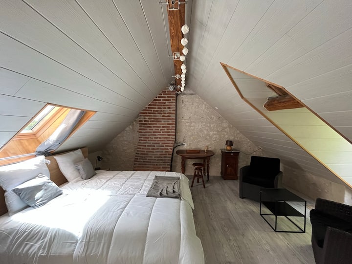 Chambre confortable sous les toits
Chumba cha Wazazi - Kitanda 1 cha Ukubwa wa Queen - 160x190
Chumba Kikuu cha Kulala - kitanda 1 cha Ukubwa wa Queen
Chumba cha kulala cha wazazi - Kitanda 1 - 160x190