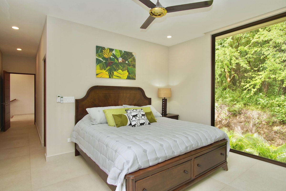 Dormitorio 3, segundo piso, cama tamaño king.