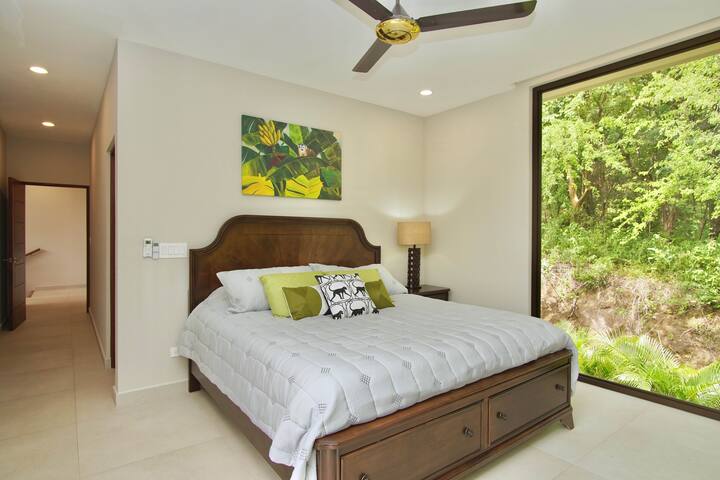 Dormitorio 3, segundo piso, cama tamaño king.