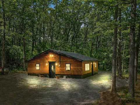 Sand Lake Cabin- Pets, BBQ, Firepit, Starlink WiFi