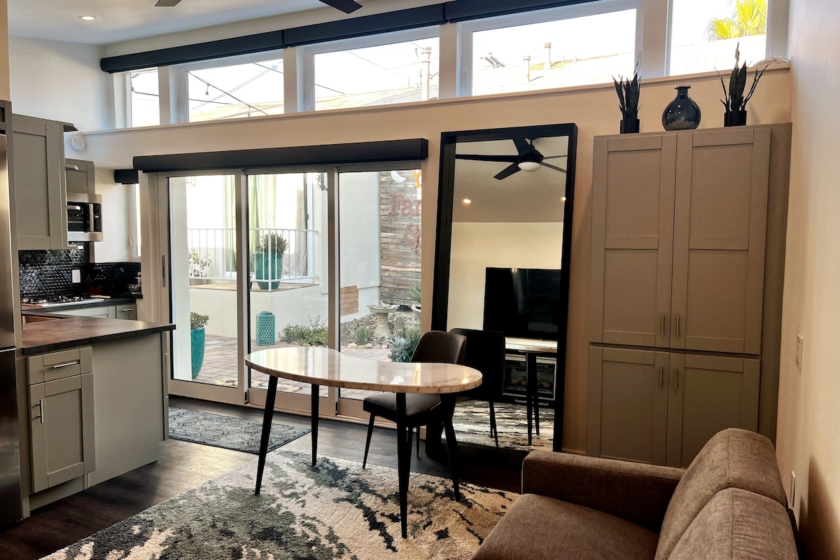 Ხედი შიდა ოთახიდან, რომელიც შიდა ეზოს უყურებს