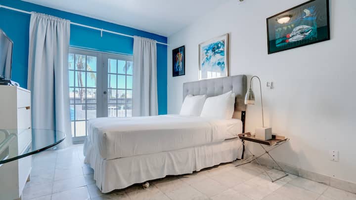 Beachside Bliss: Stylish Studio Retreat - Miami Beach, FL