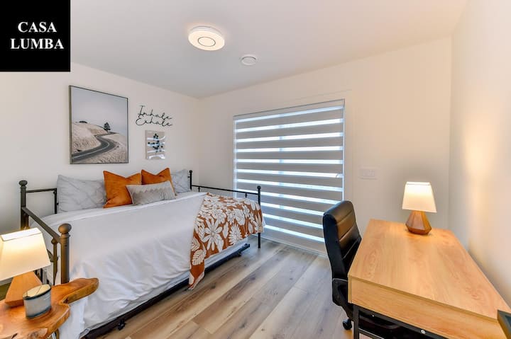 第三间卧室配有标准双人床床，下方配有带全尺寸床垫的滑动床。

Trundle卧室的工作或学习区，可使用高速无线网络。

此外，还可以使用一楼私人露台休息区。