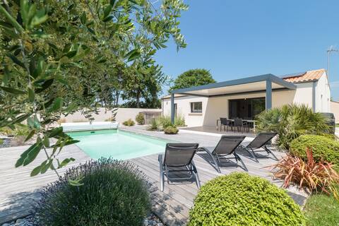 Cheerful 5-bedroom villa with pool